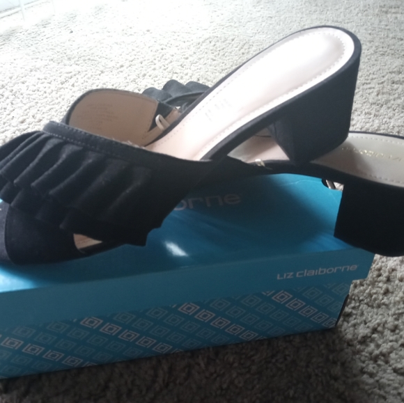 Women Ruffle Slides - Picture 4 of 7